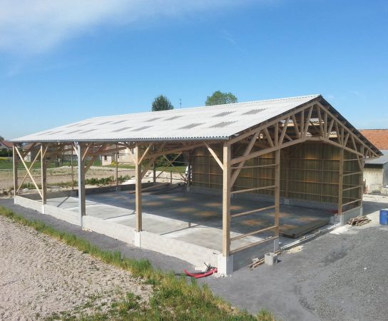 Bâtiment agricole en bois : avantages, tarifs et conseils pour bien construire