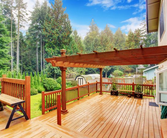 Protéger sa terrasse du soleil : quelles solutions efficaces ?