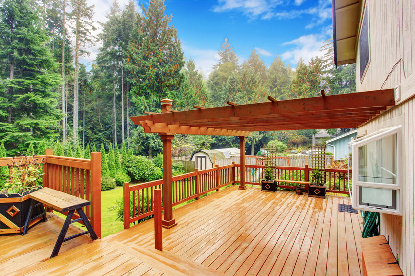 Protéger sa terrasse du soleil : quelles solutions efficaces ?